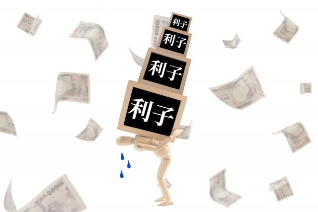 お金を手に頭を抱える。金沢市で債務整理の無料相談ができます